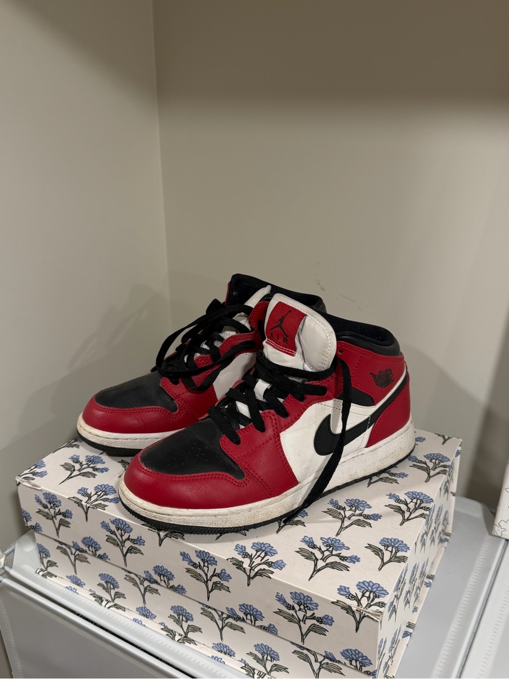 Women’s Nike Jordan’s Chicago black toe - red and white